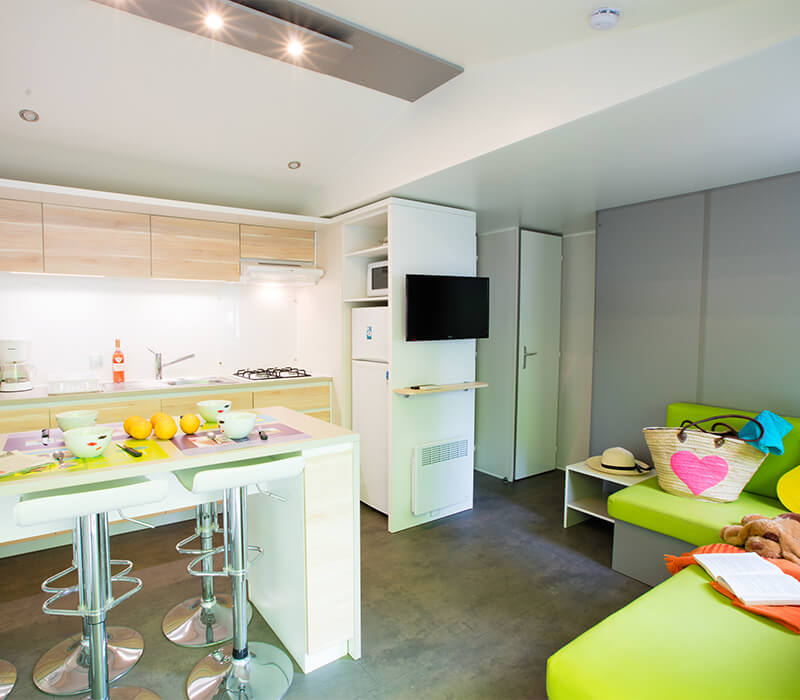 Premium range 35m² mobile home dining area - Camping Le Neptune Agde