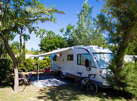Le Camping 4 étoiles à Agde le Neptune, labellisé Accueil Vélo, propose des emplacements spacieux à l’ombre des pins, pour une pause bien méritée.