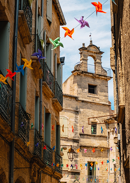 Rue de la ville de Pézenas aux alentours du camping 4 étoiles le Neptune dans l’Hérault