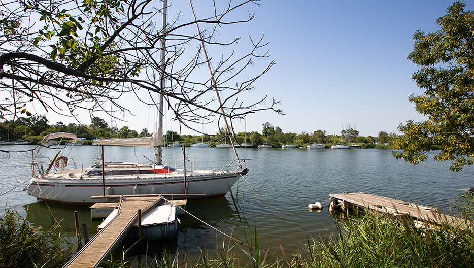 Ponton à proximité du camping à Agde sur le fleuve Hérault