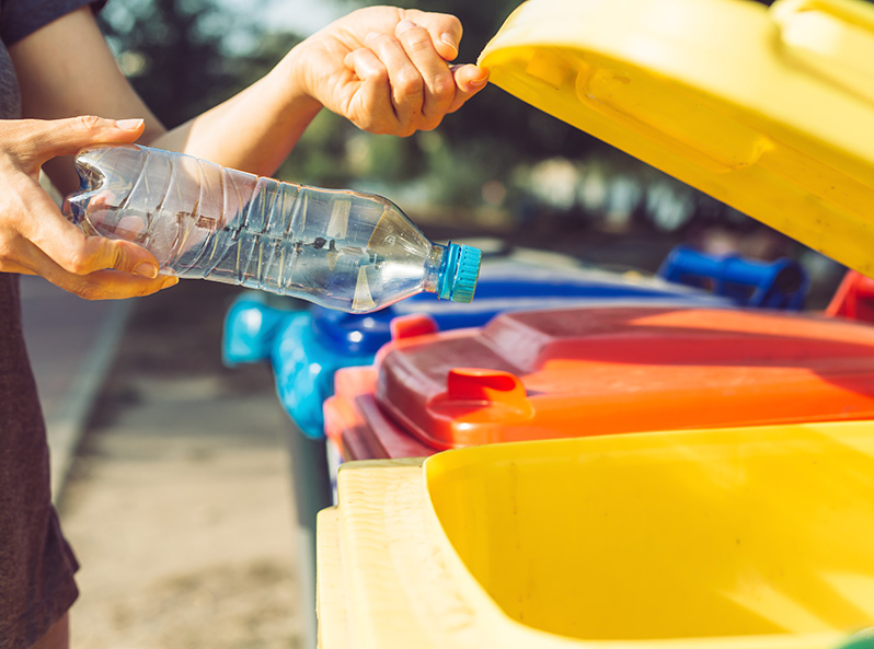 Einrichtung einer Mülltrennungsstation auf dem 4-Sterne-Campingplatz Le Neptune in Agde im Departement Hérault