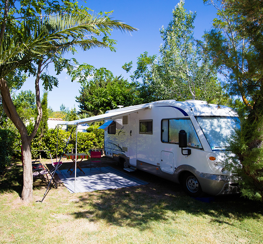 Comfortabele staanplaatsen voor caravans op de 4-sterrencamping Le Neptune in Agde