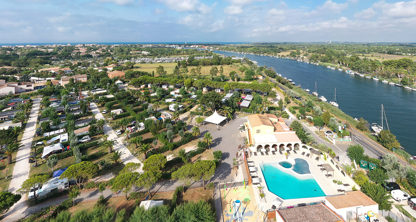 Luchtfoto van de kampeerplaatsen van de 4-sterrencamping Le Neptune in Agde in het departement Hérault
