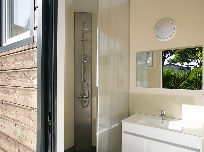 Premium Plus-plaatsen met eigen sanitair op de 4-sterrencamping Le Neptune in de Hérault