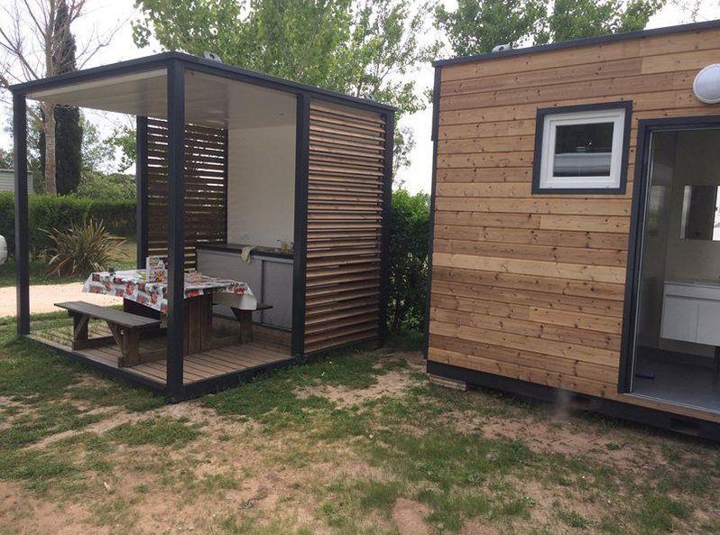 Prestige-plaatsen met eigen keuken en sanitair op de 4-sterrencamping Le Neptune in Agde