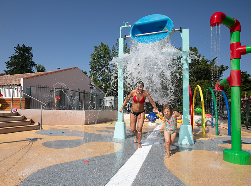 Jeux d’eau de l’espace aquatique du camping le Neptune, camping 4 étoiles à Agde