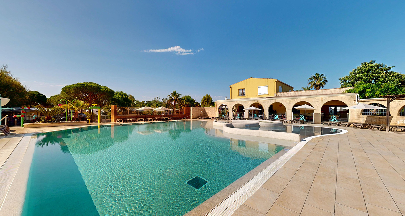 La piscine du camping le Neptune, camping 4 étoiles à Agde