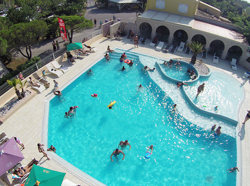Vue aérienne de la piscine du camping le Neptune, camping 4 étoiles au Grau d’Agde