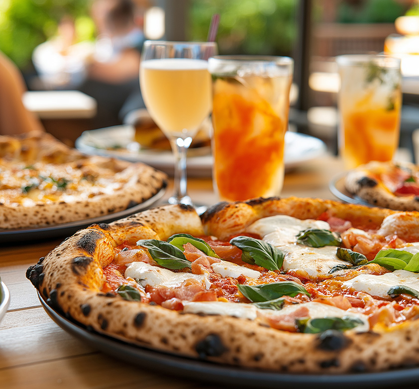 Pizzas, boissons et cocktails servis au snack du camping 4 étoiles le Neptune à Agde