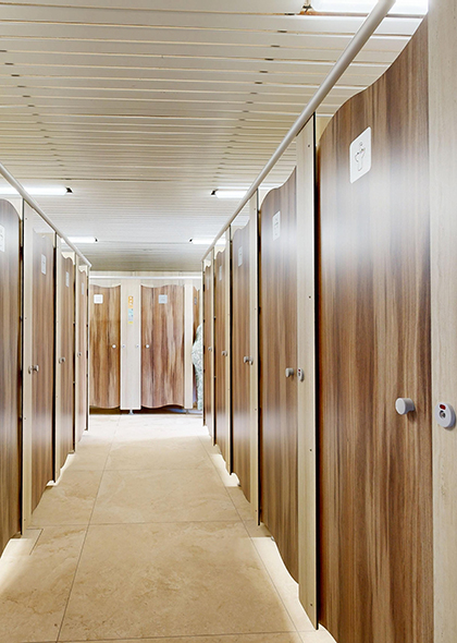 Douches du bloc sanitaires du camping le Neptune, camping 4 étoiles dans l’Hérault à Agde