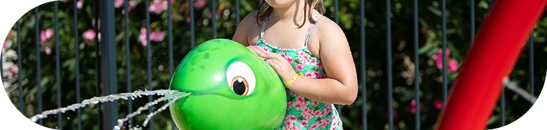 Speelse waterspelletjes in het zwemparadijs van de 4-sterrencamping Le Neptune in de Hérault