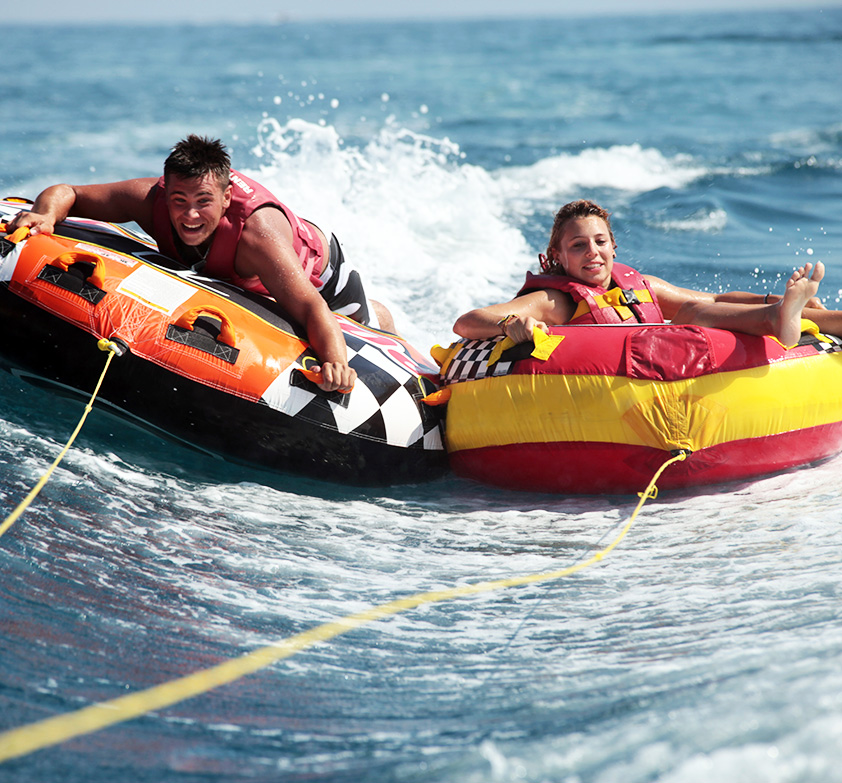 Sorties en bouée tractée. Activités et loisirs à faire près du camping 4 étoiles le Neptune à Agde