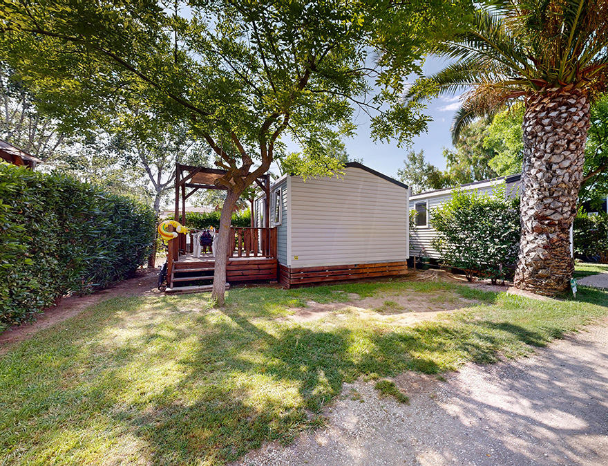 Zicht op de klassieke stacaravan van 20 m² voor 2 personen met overdekt terras te huur op de 4-sterrencamping Le Neptune
