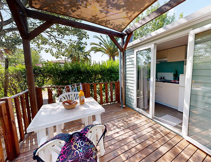 Overdekt terras en tuinmeubels te huur op de 4-sterrencamping Le Neptune in Agde