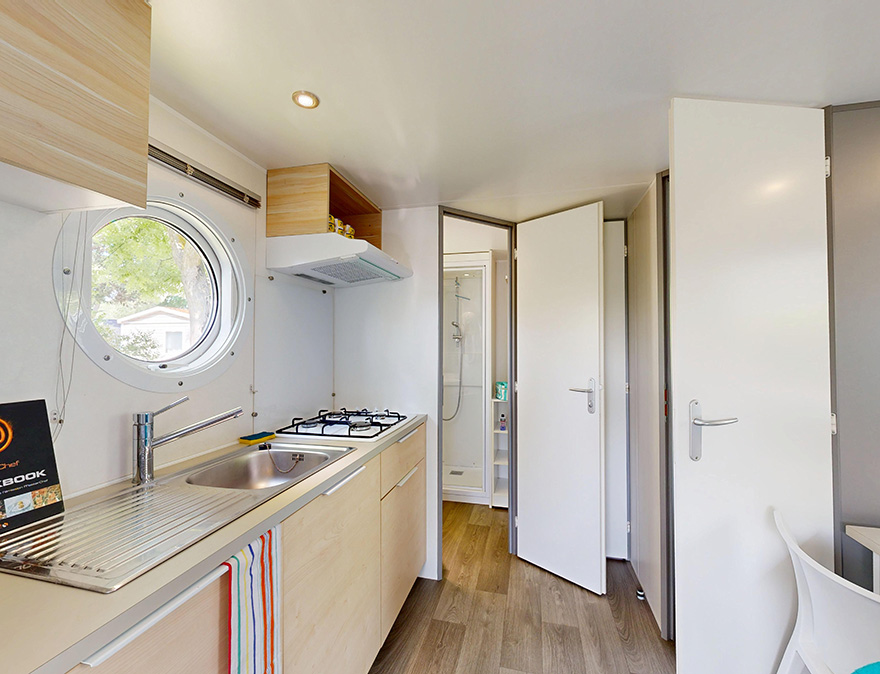 Keuken van de klassieke stacaravan van 24 m² voor 2 personen te huur op de 4-sterrencamping Le Neptune in de Hérault