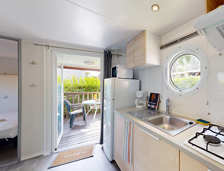 Keuken van de klassieke stacaravan van 24 m² voor 2 personen te huur op de 4-sterrencamping Le Neptune in Agde in het departement Hérault