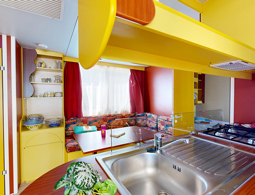 De keuken van de klassieke stacaravan van 25 m² voor 5 personen, te huur op de 4-sterrencamping Le Neptune in de Hérault