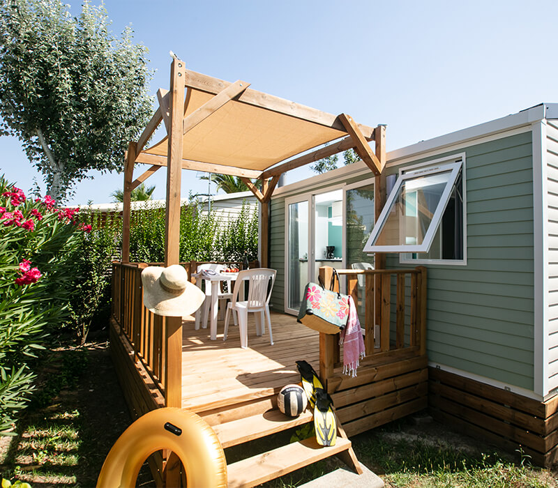 Terrasse eines 20m²-Komfort-Mobilheims auf dem Campingplatz Camping Le Neptune in Agde