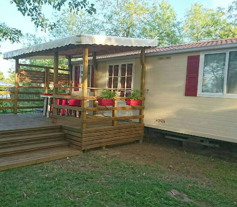 Terrasse eines 25m²-Komfort-Mobilheims auf dem Campingplatz Camping Le Neptune in Agde