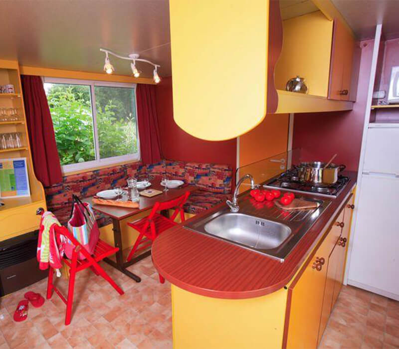 Kochecke eines 25m²-Komfort-Mobilheims auf dem Campingplatz Camping Le Neptune in Agde
