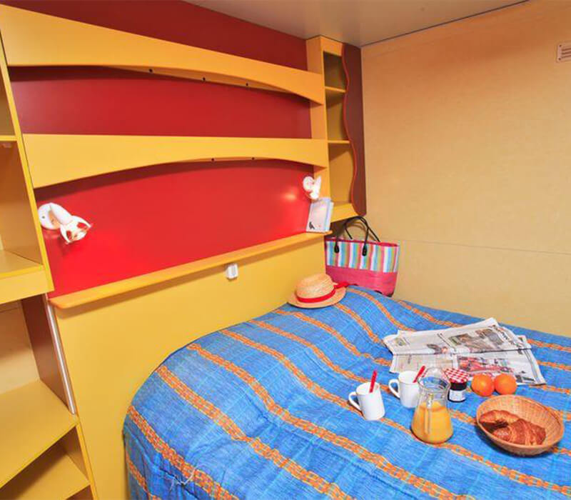 Doppelbettzimmer eines 25m²-Komfort-Mobilheims auf dem Campingplatz Camping Le Neptune in Agde