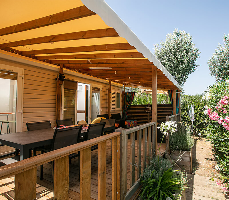 Terrasse eines luxuriös ausgestatteten 33m²-Premium-Mobilheims auf dem Campingplatz Camping Le Neptune in Agde