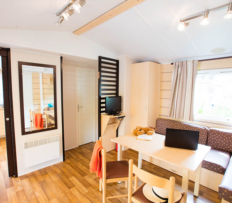 Essecke eines luxuriös ausgestatteten 33m²-Premium-Mobilheims auf dem Campingplatz Camping Le Neptune in Agde