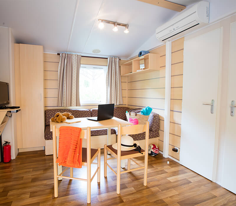 Essecke eines luxuriös ausgestatteten 33m²-Premium-Mobilheims auf dem Campingplatz Camping Le Neptune in Agde