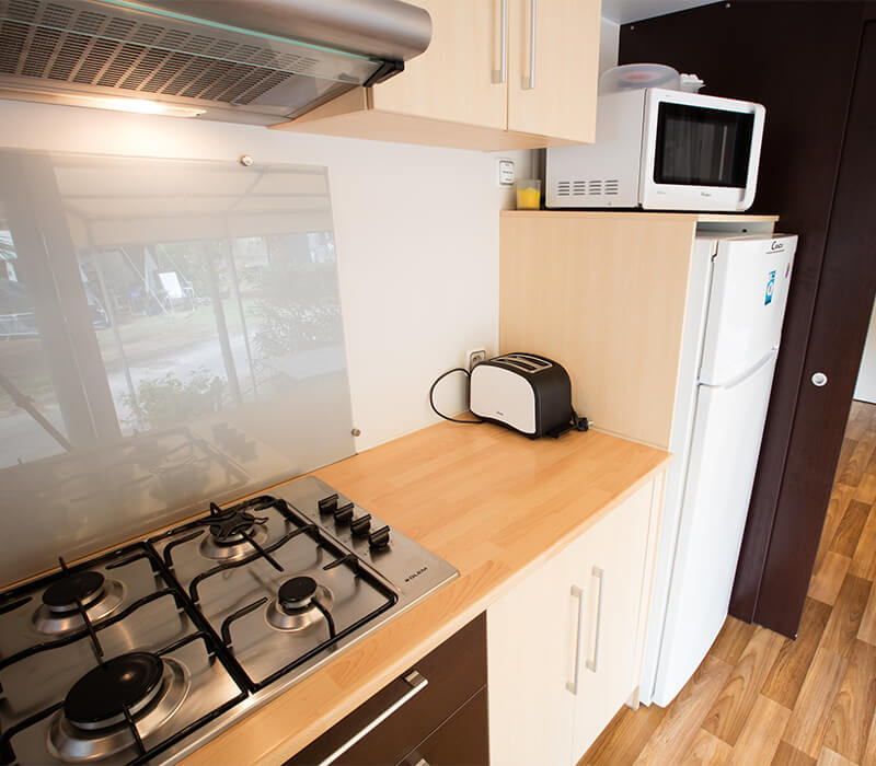Kochecke eines luxuriös ausgestatteten 33m²-Premium-Mobilheims auf dem Campingplatz Camping Le Neptune in Agde