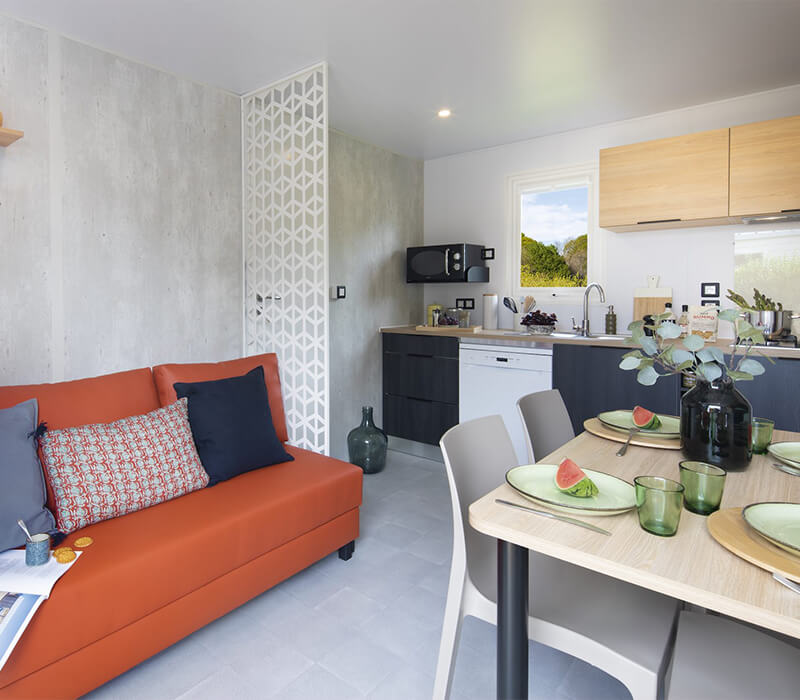 Premium range 34m² mobile home dining area - Camping Le Neptune Agde