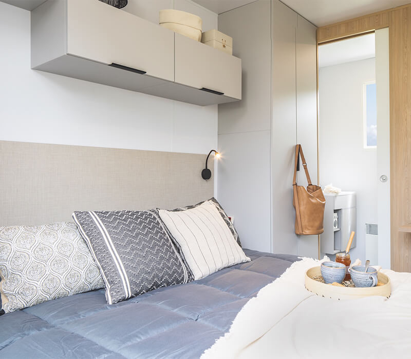 Doppelbettzimmer eines 34m²-Premium-Mobilheims auf dem Campingplatz Camping Le Neptune in Agde