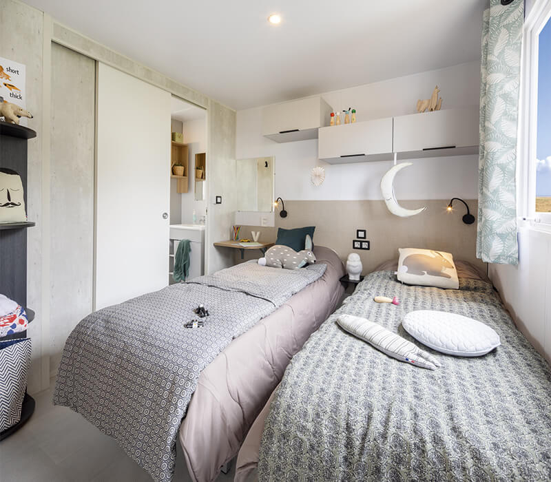 Kamer met eenpersoonsbedden stacaravan assortiment Premium 34m² - Camping Le Neptune Agde
