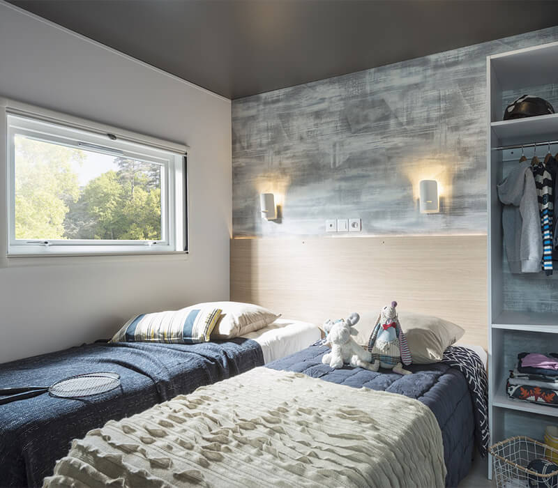 Zimmer mit zwei getrennten Betten eines 40m²-Premium-Mobilheims auf dem Campingplatz Camping Le Neptune in Agde