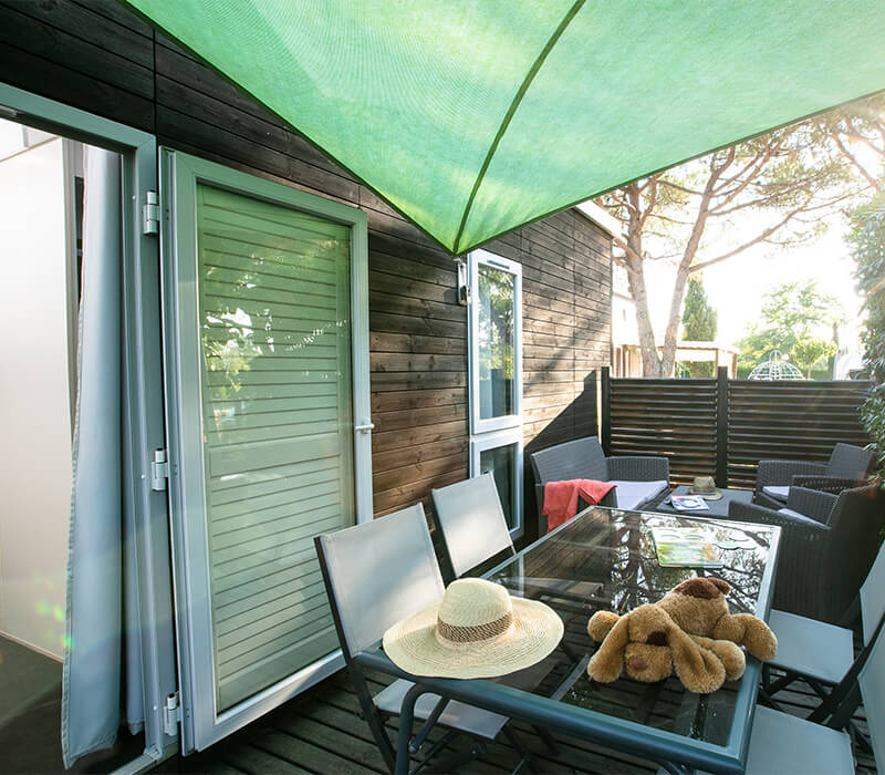 Terrasse eines 41m²-Premium-Mobilheims auf dem Campingplatz Camping Le Neptune in Agde