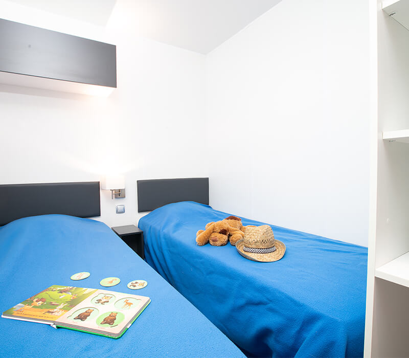kamer eenpersoonsbedden stacaravan assortiment Premium 41m² - Camping Le Neptune Agde