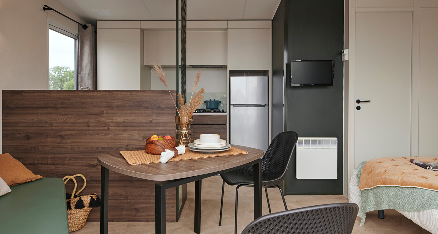 Binnenkant van de Premium-stacaravan van 20 m² te huur op de 4-sterrencamping Le Neptune in Agde