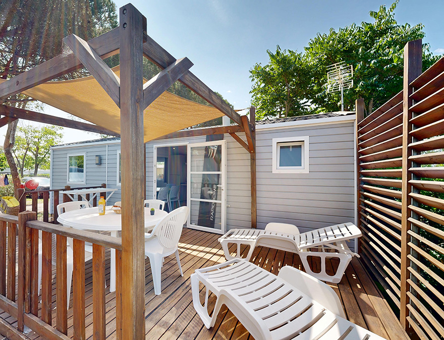 Terrasse mit Gartenmöbeln des Mobilheims für Personen mit eingeschränkter Mobilität Premium 33 m² für 4/6 Personen, zu mieten auf dem 4-Sterne-Campingplatz Le Neptune