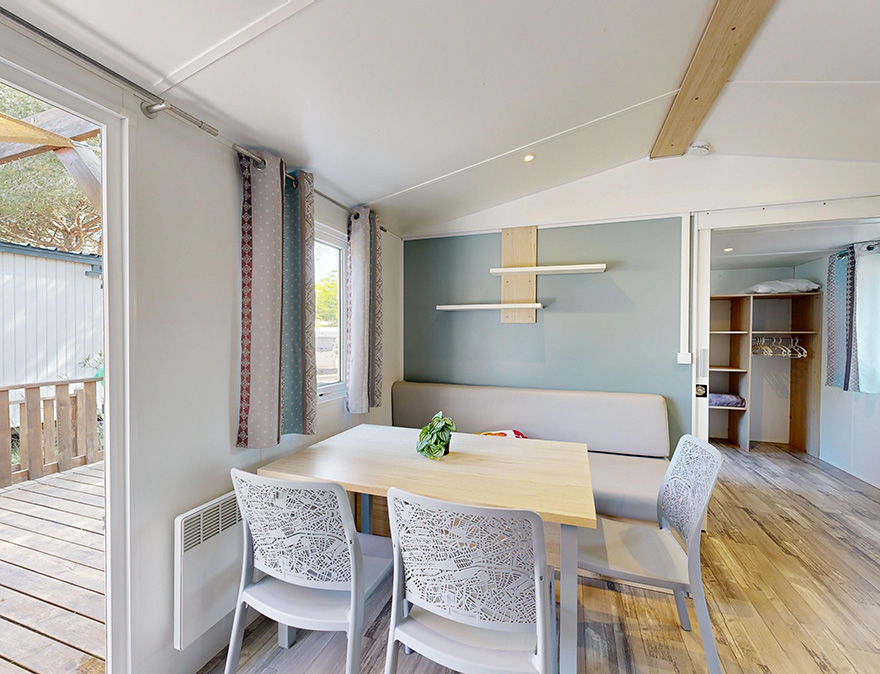 Wohnbereich des Mobilheims für Personen mit eingeschränkter Mobilität Premium 33 m² für 4/6 Personen, zu mieten auf dem 4-Sterne-Campingplatz Le Neptune