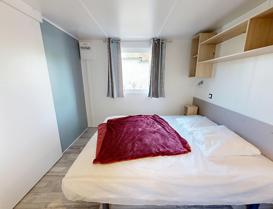 Zimmer mit 1 Doppelbett im Mobilheim für Personen mit eingeschränkter Mobilität Premium 33 m² für 4/6 Personen, zu mieten auf dem 4-Sterne-Campingplatz Le Neptune in Agde