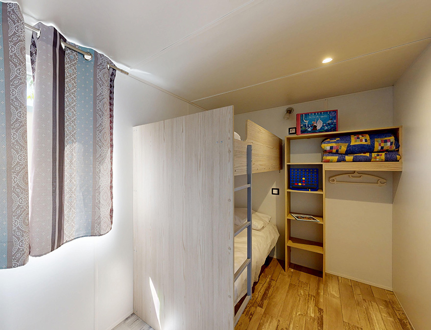 Zimmer mit Etagenbett im Mobilheim für Personen mit eingeschränkter Mobilität Premium 33 m² für 4/6 Personen, zu mieten auf dem 4-Sterne-Campingplatz Le Neptune im Departement Hérault