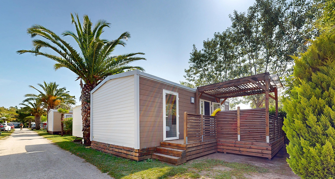 Blick auf das Mobilheim der Premium-Reihe mit 34 m² Fläche, das auf dem 4-Sterne-Campingplatz Le Neptune im Departement Hérault gemietet werden kann
