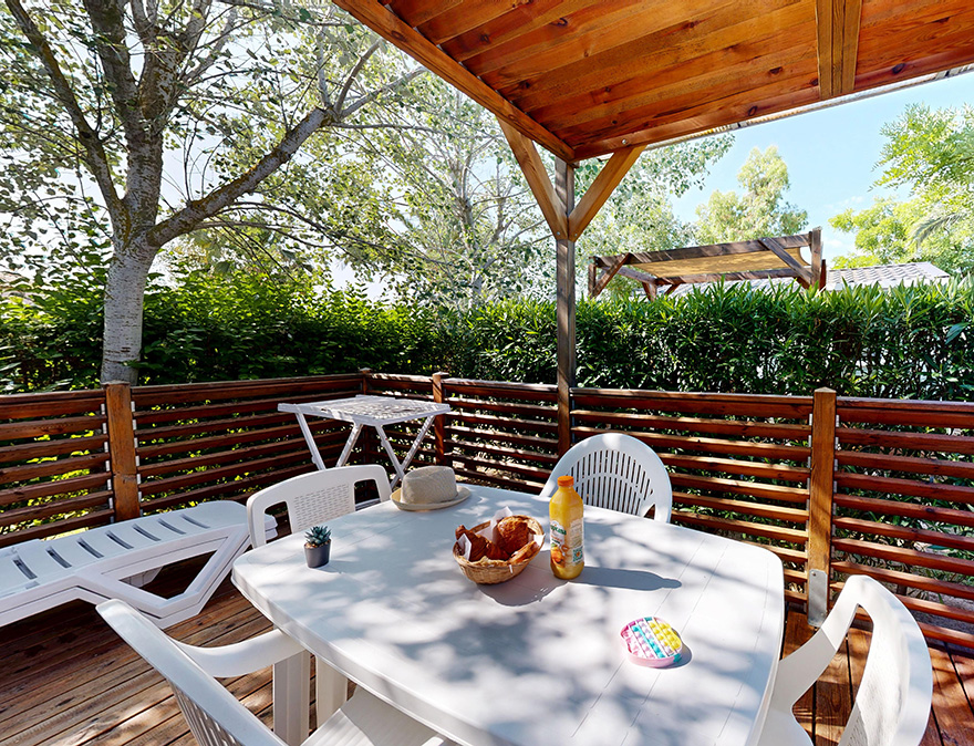 Überdachte Terrasse des Mobilheims der Premium-Reihe mit 34 m² zur Miete auf dem 4-Sterne-Campingplatz Le Neptune im Departement Hérault