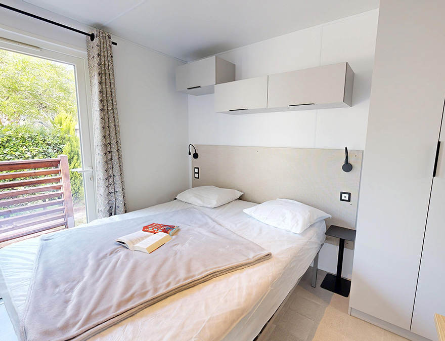 Zimmer mit 1 Doppelbett im Mobilheim der Premium-Reihe (34 m²) zur Miete auf dem 4-Sterne-Campingplatz Le Neptune im Departement Hérault