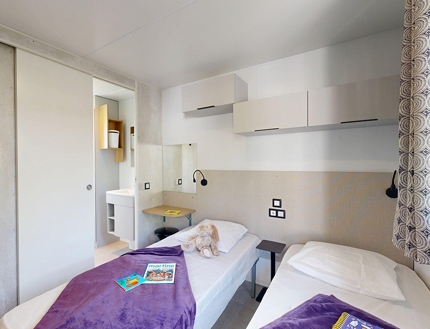 Zimmer mit 2 Einzelbetten im Mobilheim der Premium-Reihe (34 m²) zur Miete auf dem 4-Sterne-Campingplatz Le Neptune im Departement Hérault