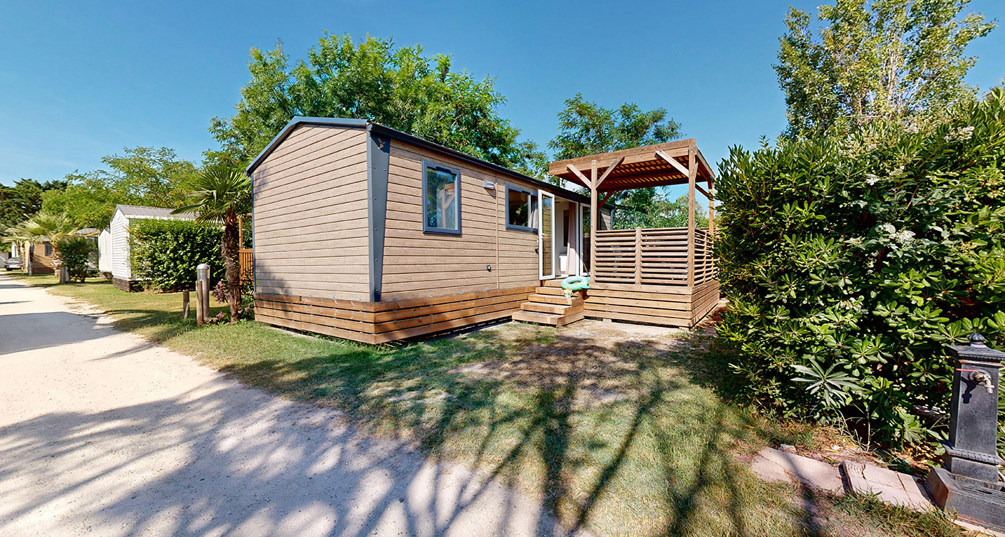 Blick auf das Mobilheim Premium 35 m², das auf dem 4-Sterne-Campingplatz Le Neptune im Departement Hérault gemietet werden kann