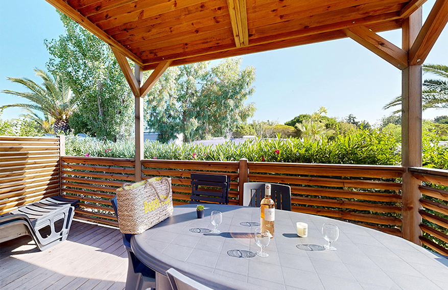 Terrasse des Mobilheims Premium 35 m² zur Miete auf dem 4-Sterne-Campingplatz Le Neptune in Agde