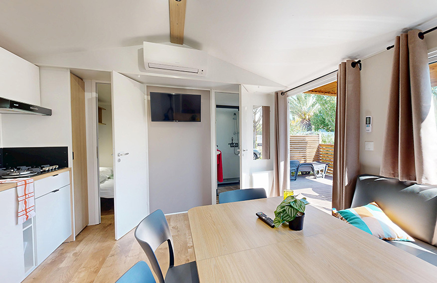 Küche und Essbereich des Mobilheims Premium 35 m² zur Miete auf dem 4-Sterne-Campingplatz Le Neptune in Agde