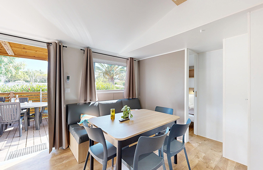 Essbereich des Mobilheims Premium 35 m² zur Miete auf dem 4-Sterne-Campingplatz Le Neptune in Agde