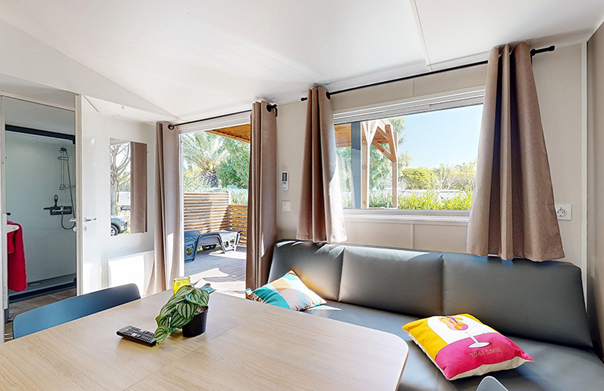 Essbereich und Sitzbank des Mobilheims Premium 35 m² zur Miete auf dem 4-Sterne-Campingplatz Le Neptune in Agde