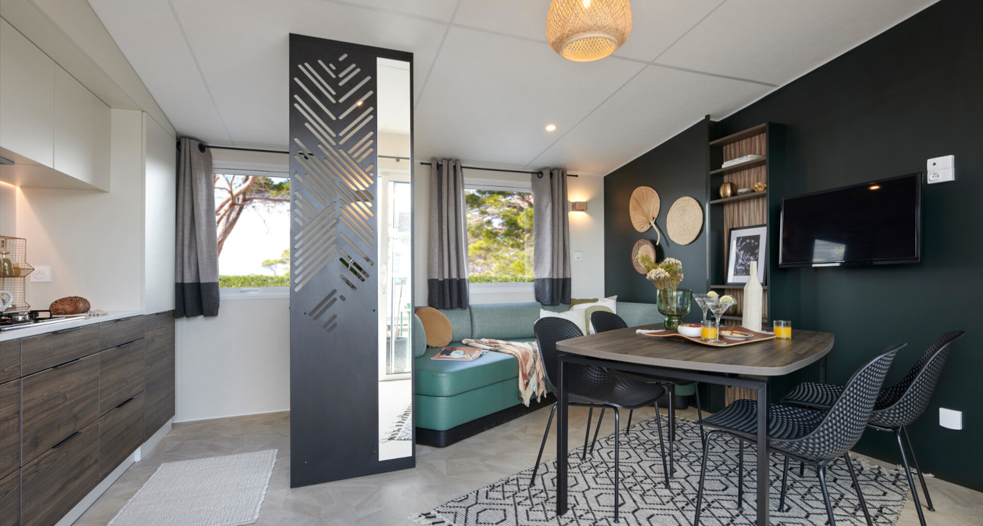 Innenansicht des Mobilheims Premium 36 m², zu mieten auf dem 4-Sterne-Campingplatz Le Neptune in Agde